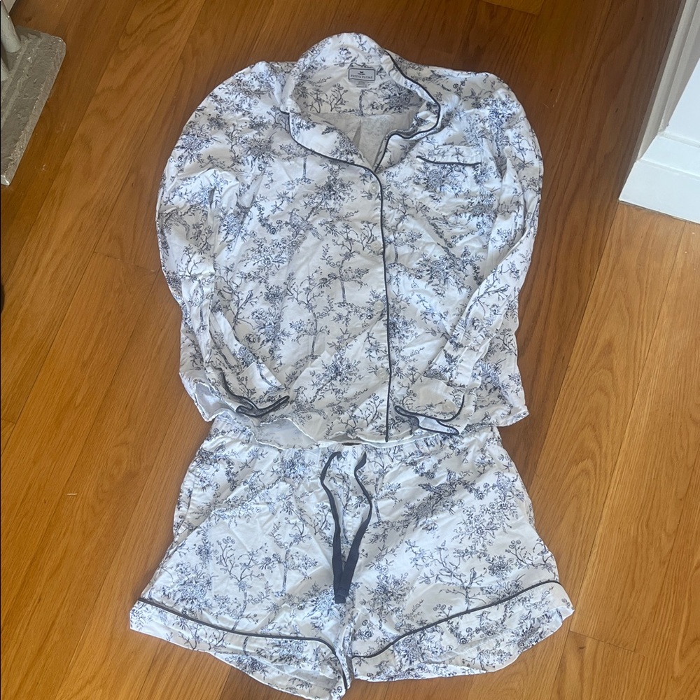 Two-Piece Pajama Set in White and Navy